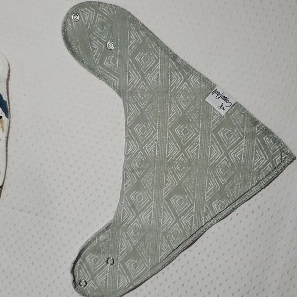 BIBS - Bundle 6 Washable Infant Bibs-Mixed Tags-5 Snap-1 Velcro - Picture 3 of 16